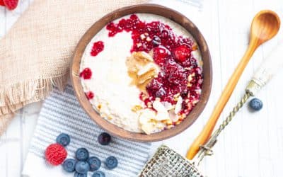 Quinoa-Porridge mit warmer Beerengrütze