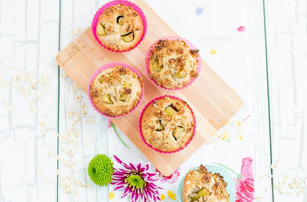 Rhubarb-vanilla-muffins with crumbles