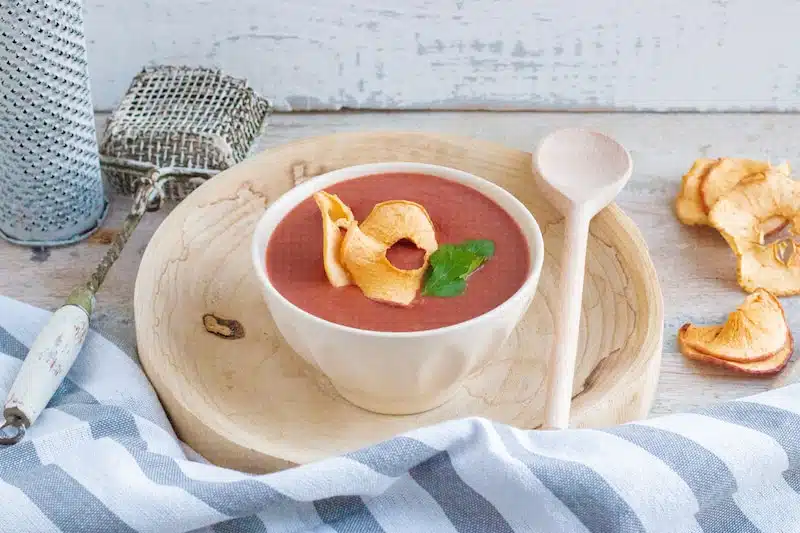 Cremige Rote-Beete-Suppe mit Apfelchips