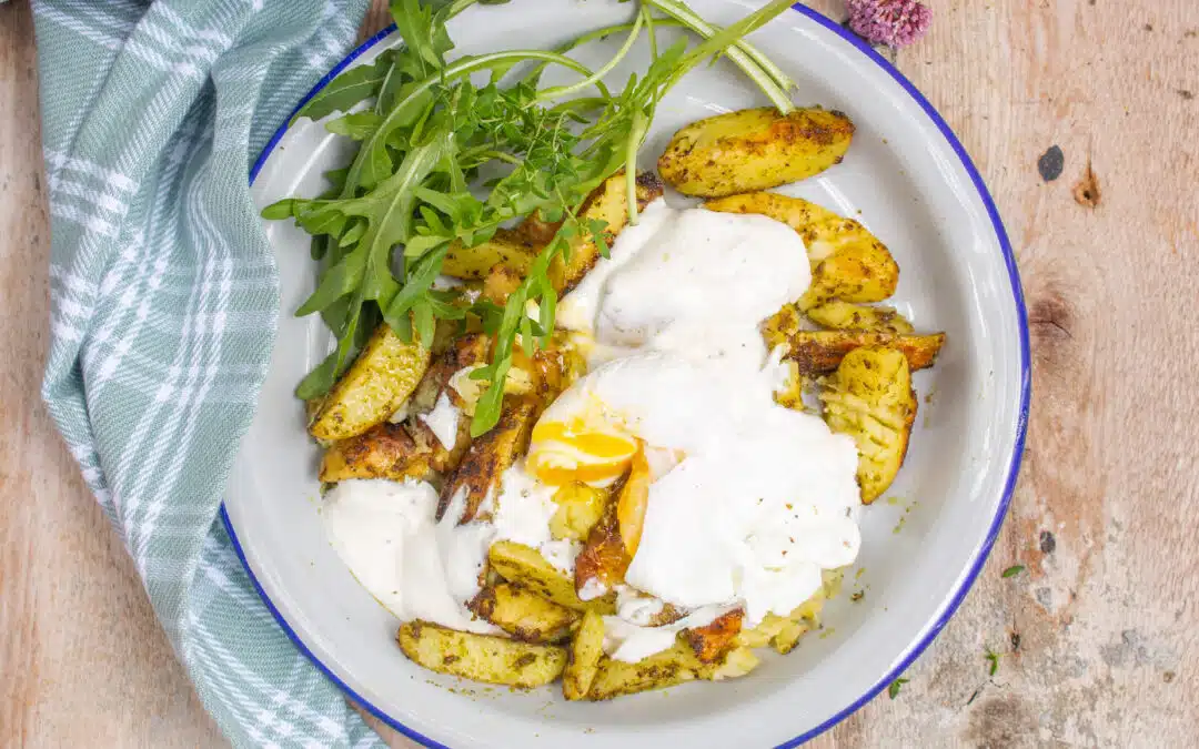 Pesto-Kartoffelstampf mit pochiertem Ei