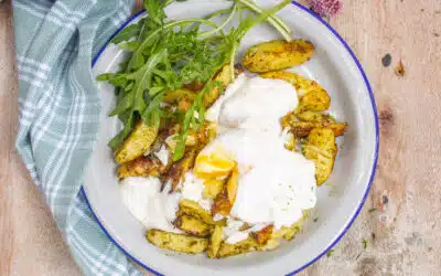 Pesto-Kartoffelstampf mit pochiertem Ei